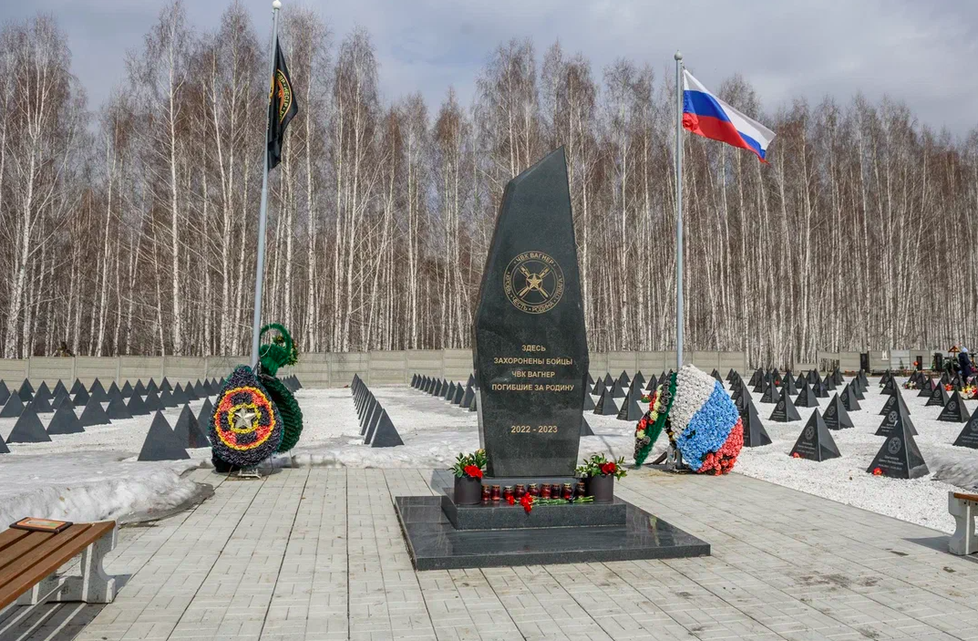 Фото Погибшие бойцы СВО, памятник Пригожину и слёзы родных. Как новосибирцы почтили умерших на Радоницу – репортаж с Гусинобродского кладбища 13